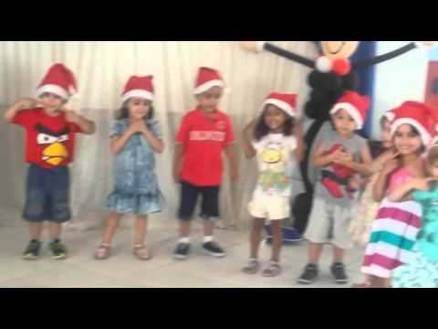 eliza cantando na escolinha