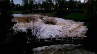 preview picture of video 'Deschutes River Tumwater Falls Flood 2008'