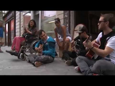 Omar zapel na ulici in pomagal brezdomki