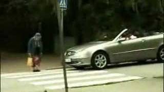 MITICO!!!  ecchia che si addormenta x strada!!  with mosconi