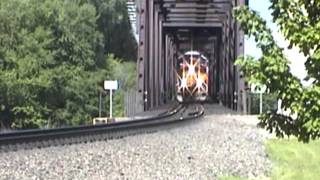 preview picture of video 'BNSF 4996 4074 5-30-05 Prescott, WI'