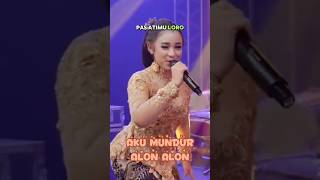 Download lagu Niken Salindry , pas atimu loro , aku mundur alon alon mp3