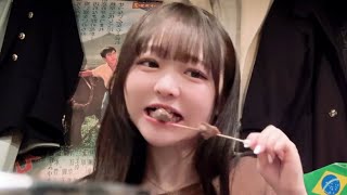 焼き鳥を頬張るアラサー独身女