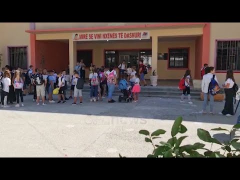 Fëmijët mësim pasdite, prindërit në Fier e Durrës protesta kundër shkollave me turne