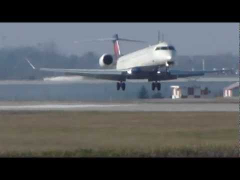 Delta Connection CRJ-900 Landing