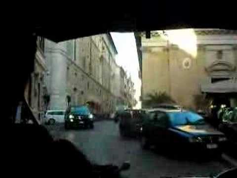 Por Roma liandola a tope