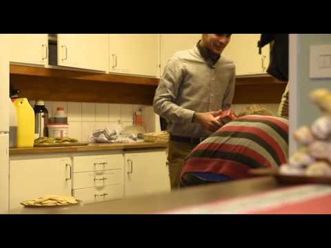 Bjöd in till fest efter att ha friats från terrormisstankarna