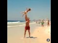 Папа с девочкой на пляже 