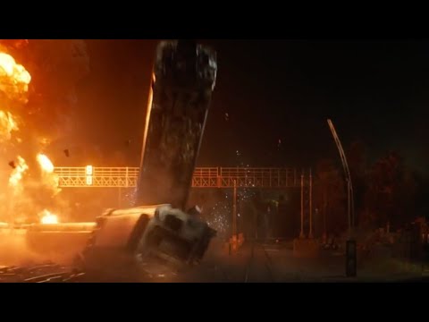 Train Crash Scene-The Commuter (2018)-TopClips&Scenes(1080p)