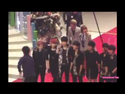 121222 HONGKI&MIN WALKING HUGGED!XD