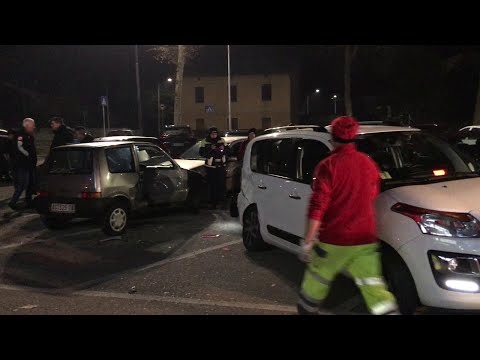 Udine, si scontra con sette auto uscendo dal parcheggio