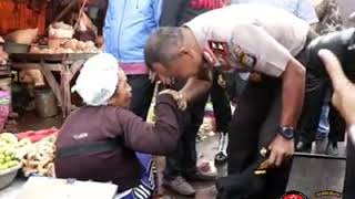 Download lagu Kapolda Sulsel Irjen Pol Umar Septono cium tangan orang tua di pasar tradisional mp3 Download lagu Kapolda Sulsel Irjen Pol Umar Septono cium tangan orang tua di pasar tradisional mp3