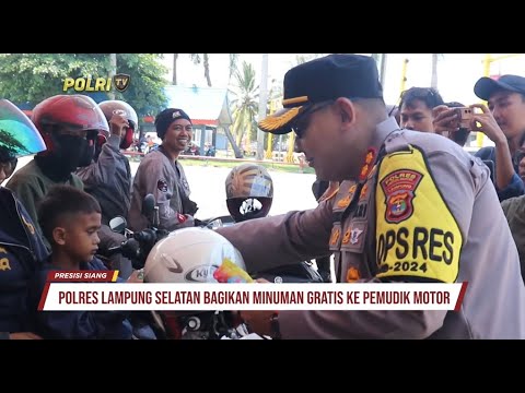 POLRES LAMPUNG SELATAN BAGIKAN MINUMAN GRATIS KEPADA PEMUDIK DI BAKAUHENI