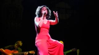 Elena Gadel cantando "Saltar al Vacío" en Luz de Gas