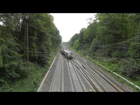 Class 77 der Euro Rail Cargo mit Stahlplatten Güterzug in Düsburg