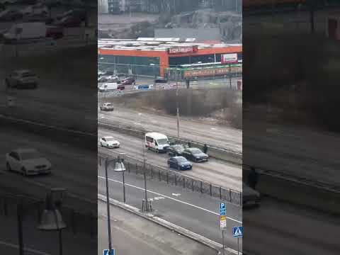 Trafikolycka på Gamla Enköpingsvägen efter modifiering. 230418