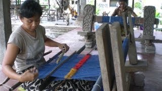 preview picture of video 'Traditional Weaving at Tejakula Village - North Bali'