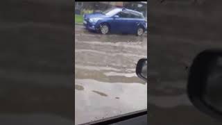 Străzi și gospodării inundate, după o rupere de nori la Sibiu – Ce transmit meteorologiii 3 video