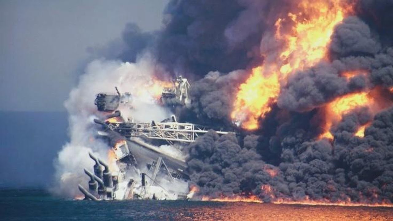 EXPLOSIONS IN TUAPSE: FIRE AND CHAOS IN RUSSIAN PORT AFTER UKRAINIAN DRONE ATTACK ON NAVY SHIPS