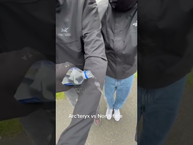 Vídeo relacionado con Real Sociedad | Official Travel Jacket | Zipped, Sportive and with a Hood with Elastic Fastening | 2021-22 Season | Polyester | White and Blue| Size JS