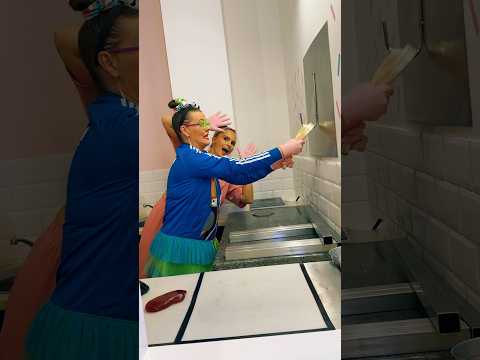 Stretching caramel with @pani.karmelarz #patrycjalipinska #candy #panikarmelarz