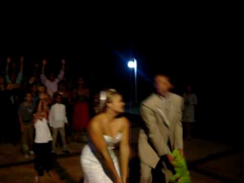 Confusão por um buquê e um sapinho