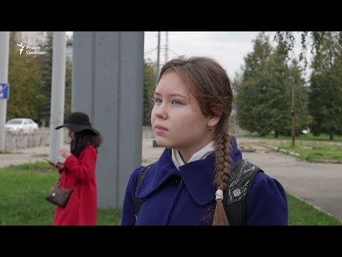 'Я была удивлена и испугана'. Полиция пришла в школу к 17-летней стороннице Навального