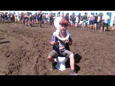 Fekální poezie, slam poetry recitace básně o hovnech v ToiToi shit zátiší, Mist W.A.K, Extrements TV