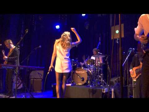 Helena Noguerra Lunettes noires Live au divan du monde