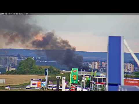 Na výjezdu z Prahy na D8 hořel kamion vezoucí zeleninu