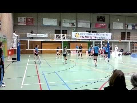 Spaarnestad dames 1 - Keistad dames 1 3-2 voor Spaarnestad. Typisch gevalletje van vrouwenvolleybal.