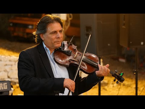 Motive popullore me mjeshtrat e muzikës Luan dhe Petrit Huse.