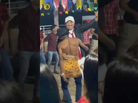 CHARLLES E TÕE DANÇANDO NO SÃO JOÃO DA CHÁCARA KKK #shorts #tiringa #charlles #toe #comediaselvagem