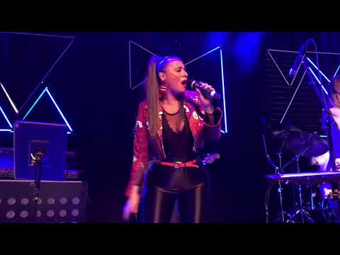 Trijntje Oosterhuis distantieert zich van singer-songwriterwedstrijd in Dronten Trijntje Oosterhuis distantieert zich van singer-songwriterwedstrijd in Dronten