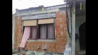 preview picture of video 'A roma house in Slavonski Brod, without the roof and leeking ceiling when it's raining.'
