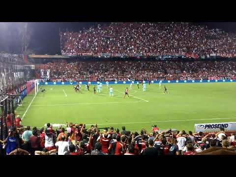 A 5 del final #Newells lo pudo empatar con este tiro libre de Luís Leal NOB 0-1 #Colón #Fecha15