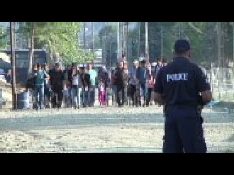 Migrants continue to enter Macedonia