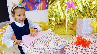 СЮРПРИЗЫ на ДЕНЬ РОЖДЕНИЯ Викули 8 лет ТАКОГО Она Не Ожидала Что ПОДАРИЛИ Родители // Вики Шоу