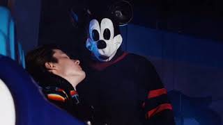 Winnie Puuh vs Micky Maus.