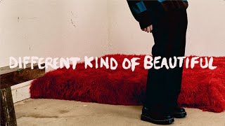 Musik-Video-Miniaturansicht zu Different Kind Of Beautiful Songtext von Alec Benjamin