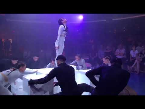 2173 Solo contortion