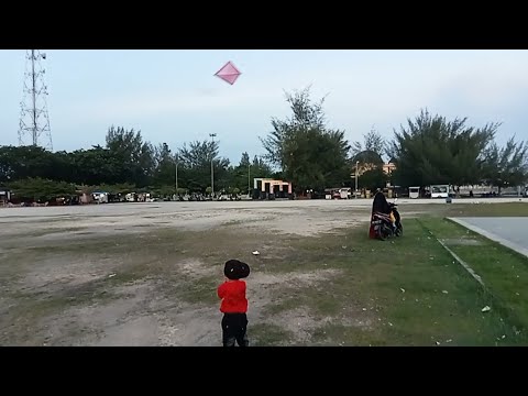 Anak kecil bermain layangan di samping rumah 🏠