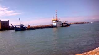 preview picture of video 'Trailing suction hopper dredger, Bouregreg River, Rabat-Salé | Drague aspiratrice en marche, Maroc 1'