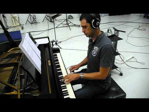 Alejandro Román improvisa al piano el tema principal de 