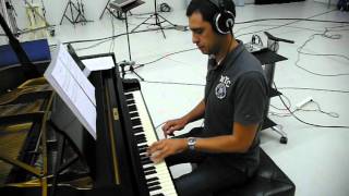 Alejandro Román improvisa al piano el tema principal de 
