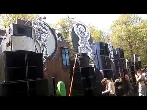 Une teuf quelque part, un jour.