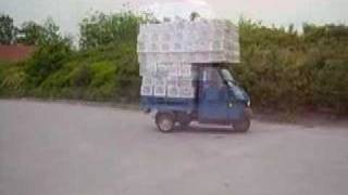preview picture of video 'Pommes-Peter Piaggio Ape in action'