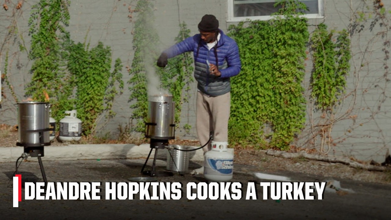 Cooking a Thanksgiving turkey with DeAndre Hopkins 🍗