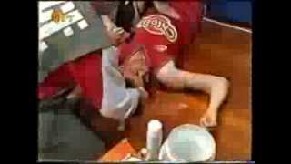 [情報] LBJ賽後用頭撞籃球架