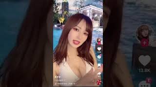 【豆知識】おっぱいの谷間の影がI型なら本物巨乳。Y型なら寄せ乳